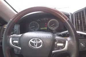 Toyota Land Cruiser 2010 White