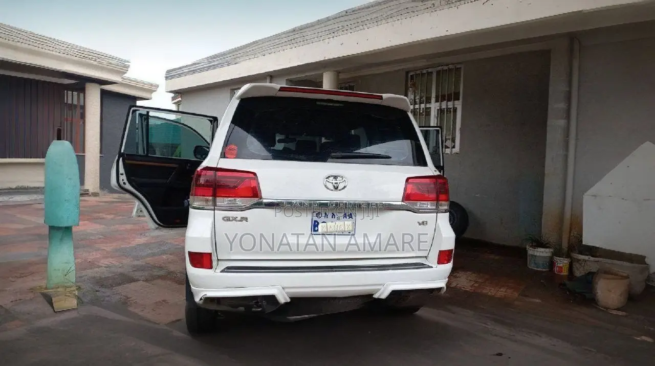 Toyota Land Cruiser 2010 White