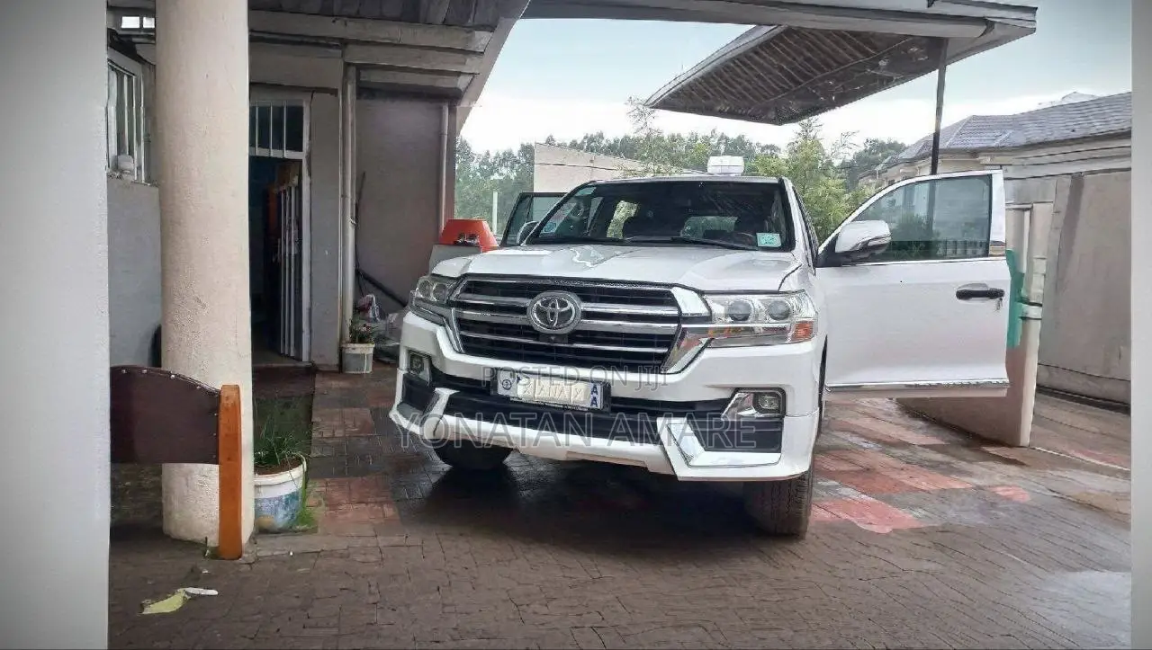 Toyota Land Cruiser 2010 White
