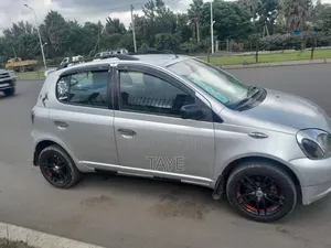 Toyota Vitz 2002 Silver