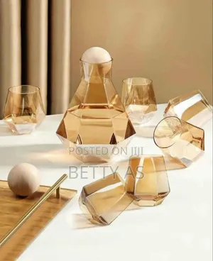 Photo - ውብ የሆነ የውሃ እንዲሁም ፈሳሽ መጠጦች ማቅረቢያ ጆግ