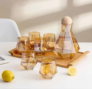 ውብ የሆነ የውሃ እንዲሁም ፈሳሽ መጠጦች ማቅረቢያ ጆግ