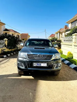 Photo - Toyota Hilux 2015 Gray