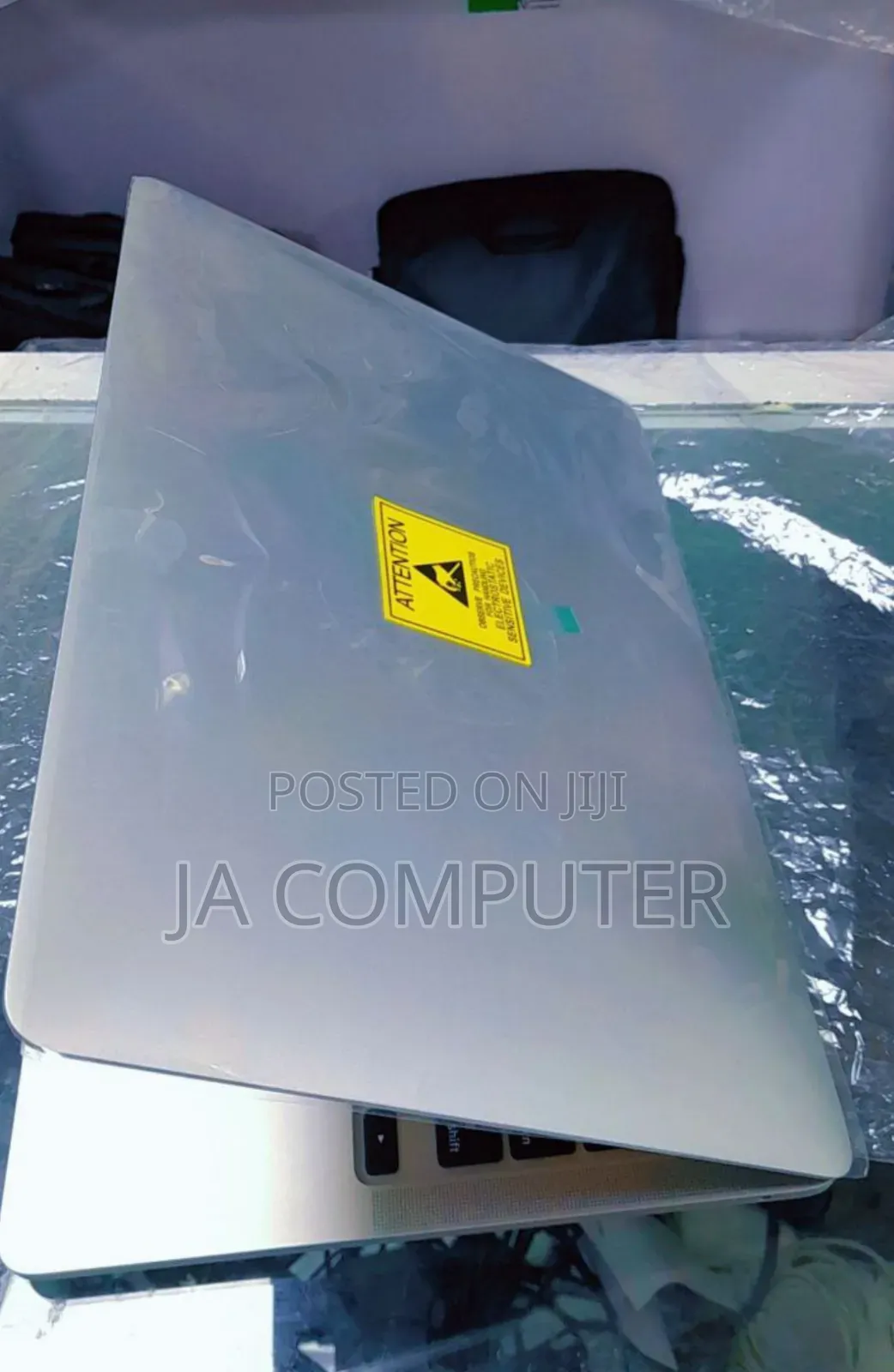 New Laptop Apple MacBook Pro 2022 M2 8GB Apple M2 SSD 512GB