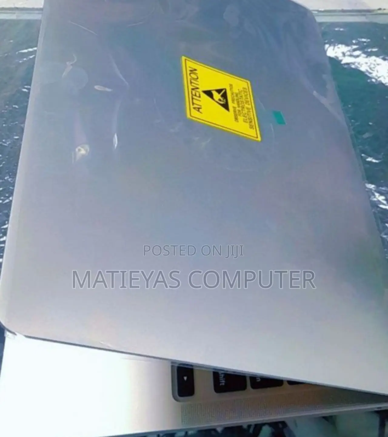 New Laptop Apple MacBook Pro 2022 M2 8GB Apple M2 SSD 512GB