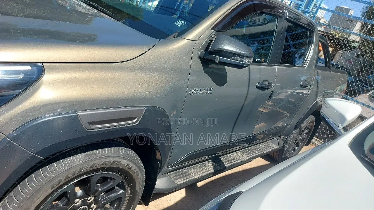 Toyota Hilux 2022 Gray