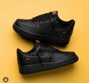 Photo - Air Force 1 “Black University Gold”