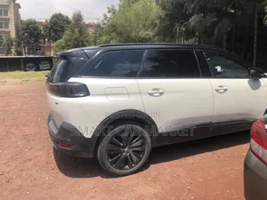 Peugeot 5008 2021 White