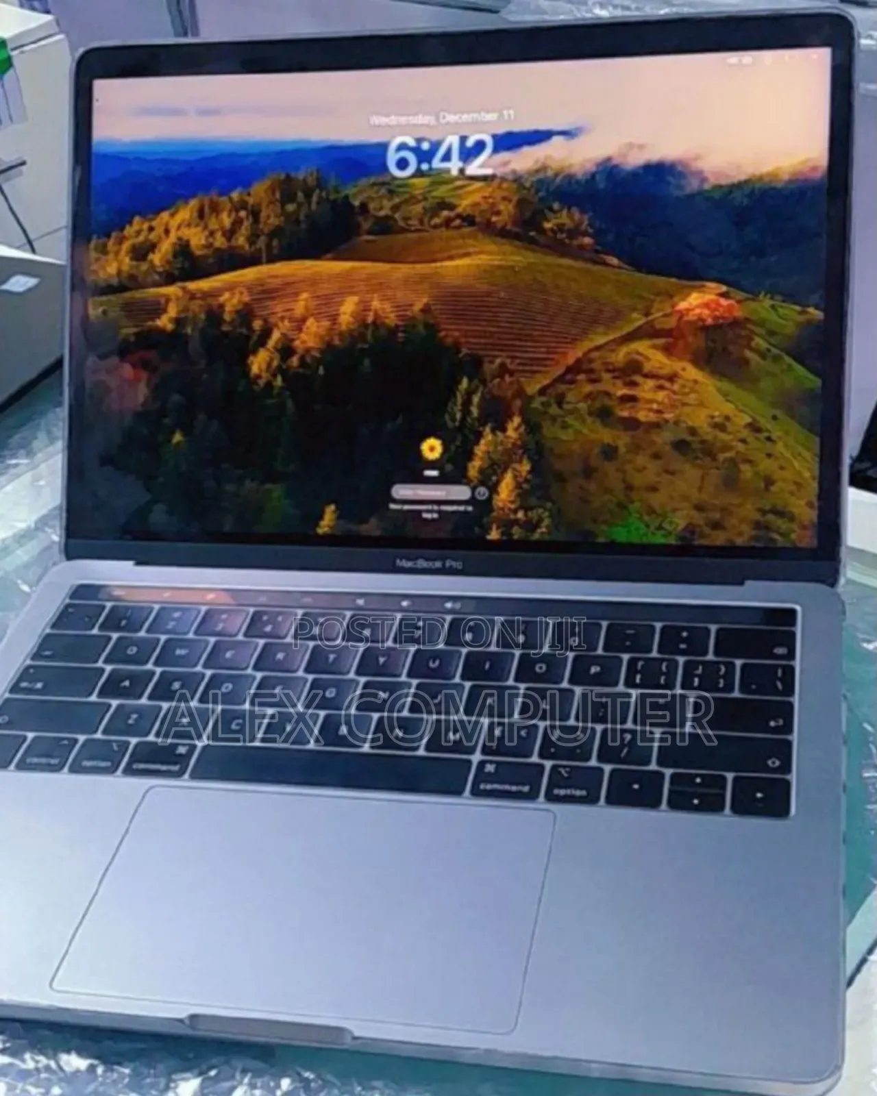 New Laptop Apple MacBook Pro 2018 8GB Intel Core I5 SSD 256GB