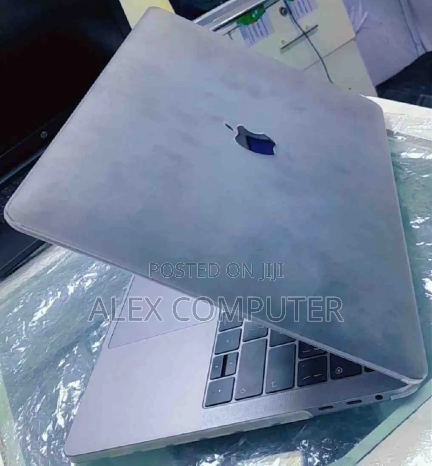 New Laptop Apple MacBook Pro 2018 8GB Intel Core I5 SSD 256GB