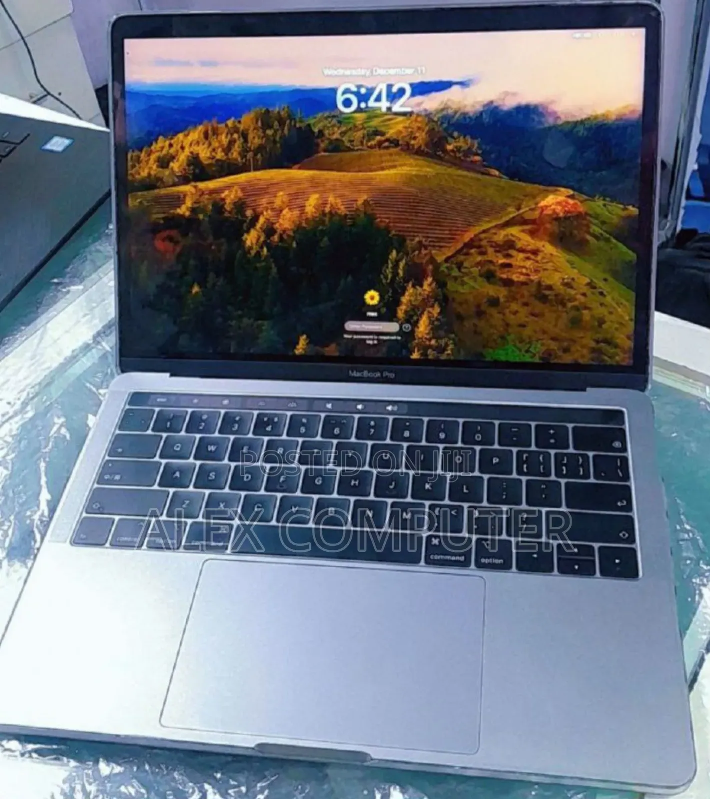 New Laptop Apple MacBook Pro 2018 8GB Intel Core I5 SSD 256GB