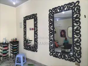 ውብ እና ዘመናዊ መስታወት