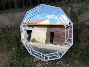 ውብ እና ዘመናዊ መስታወት