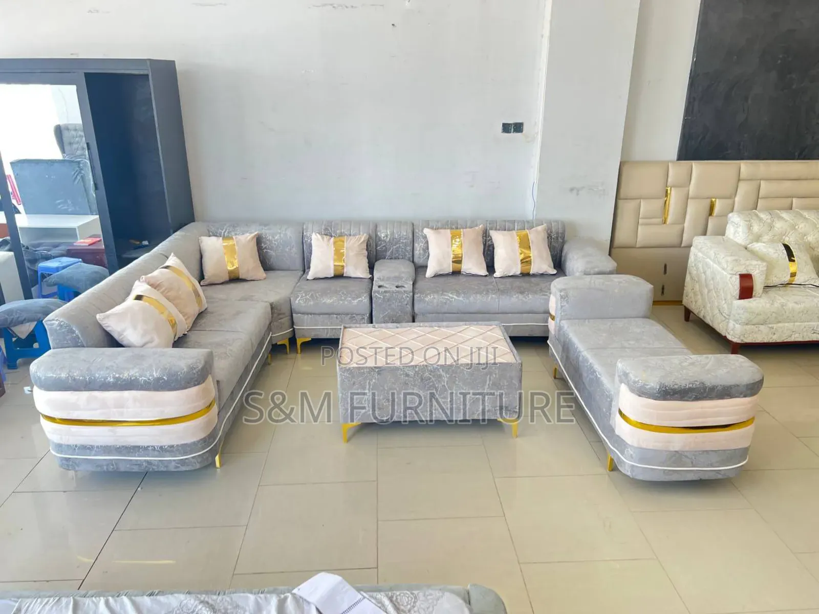 Ultramodern L Shape Sofa Set With Table.