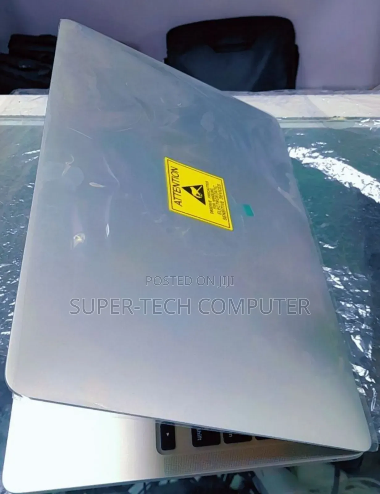 New Laptop Apple MacBook Pro 2022 M2 8GB Apple M2 SSD 512GB