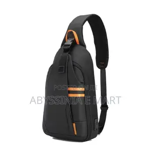 የራሱ USB መሰኪያ ያለው Porodo Gaming Crossbody Bag