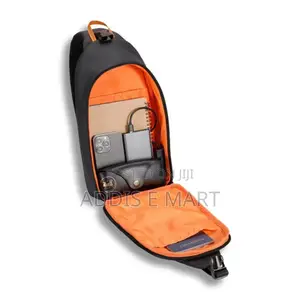 የራሱ USB መሰኪያ ያለው Porodo Gaming Crossbody Bag