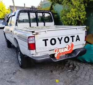Toyota Hilux 2003 White