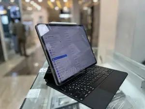 Apple iPad Pro 12.9 (2022) 8 GB Gray