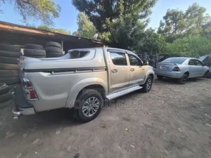 Toyota Hilux 2016 Gray