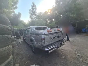 Toyota Hilux 2016 Gray