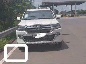 Photo - Toyota Land Cruiser 2011 White