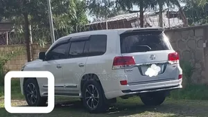 Toyota Land Cruiser 2011 White