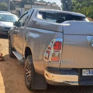 Toyota Hilux 2017 Brown
