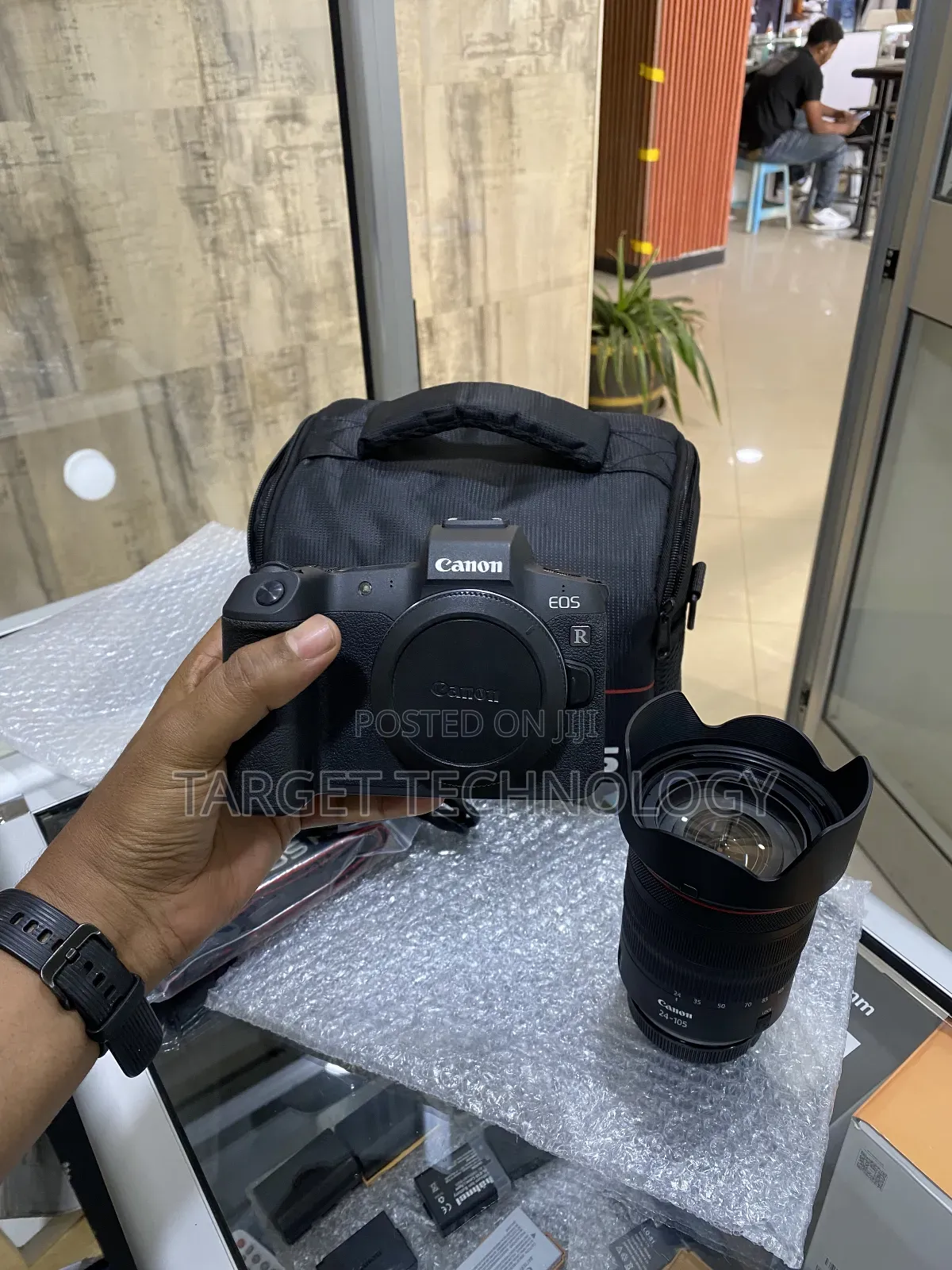 New Canon Eos R
With Rf 24-105mm Red Ring Lens