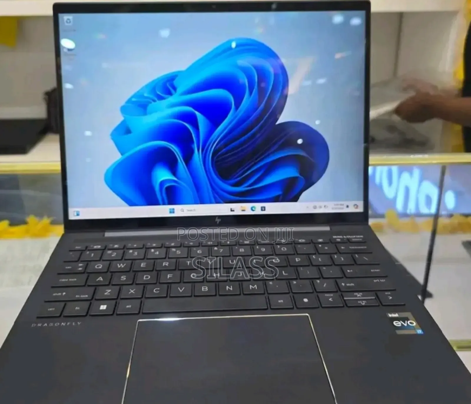 New Laptop HP Dragonfly Folio 16GB Intel Core I7 SSD 512GB