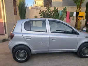Photo - Toyota Vitz 2004 Silver