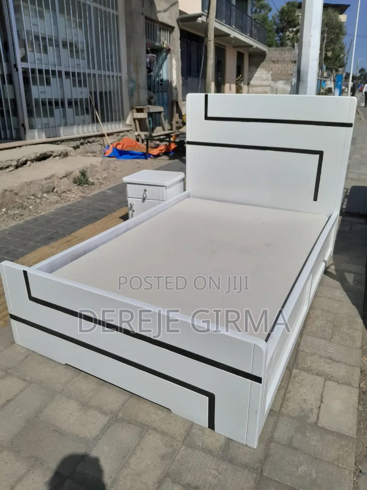 ሜትር ከ20 አልጋ+ኮሜዲኖ