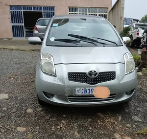 Photo - Toyota Yaris 2006 Silver