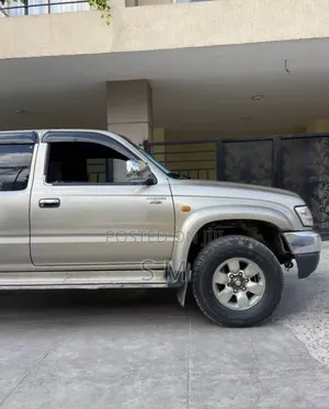 Toyota Hilux 2004 Gold