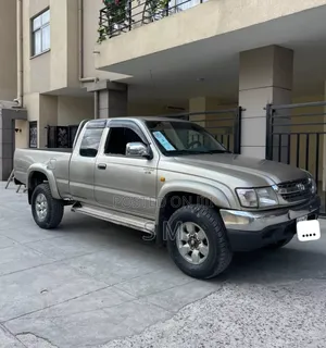 Toyota Hilux 2004 Gold