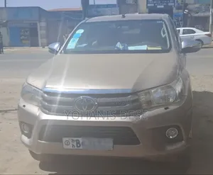 Photo - Toyota Hilux 2019 Gray