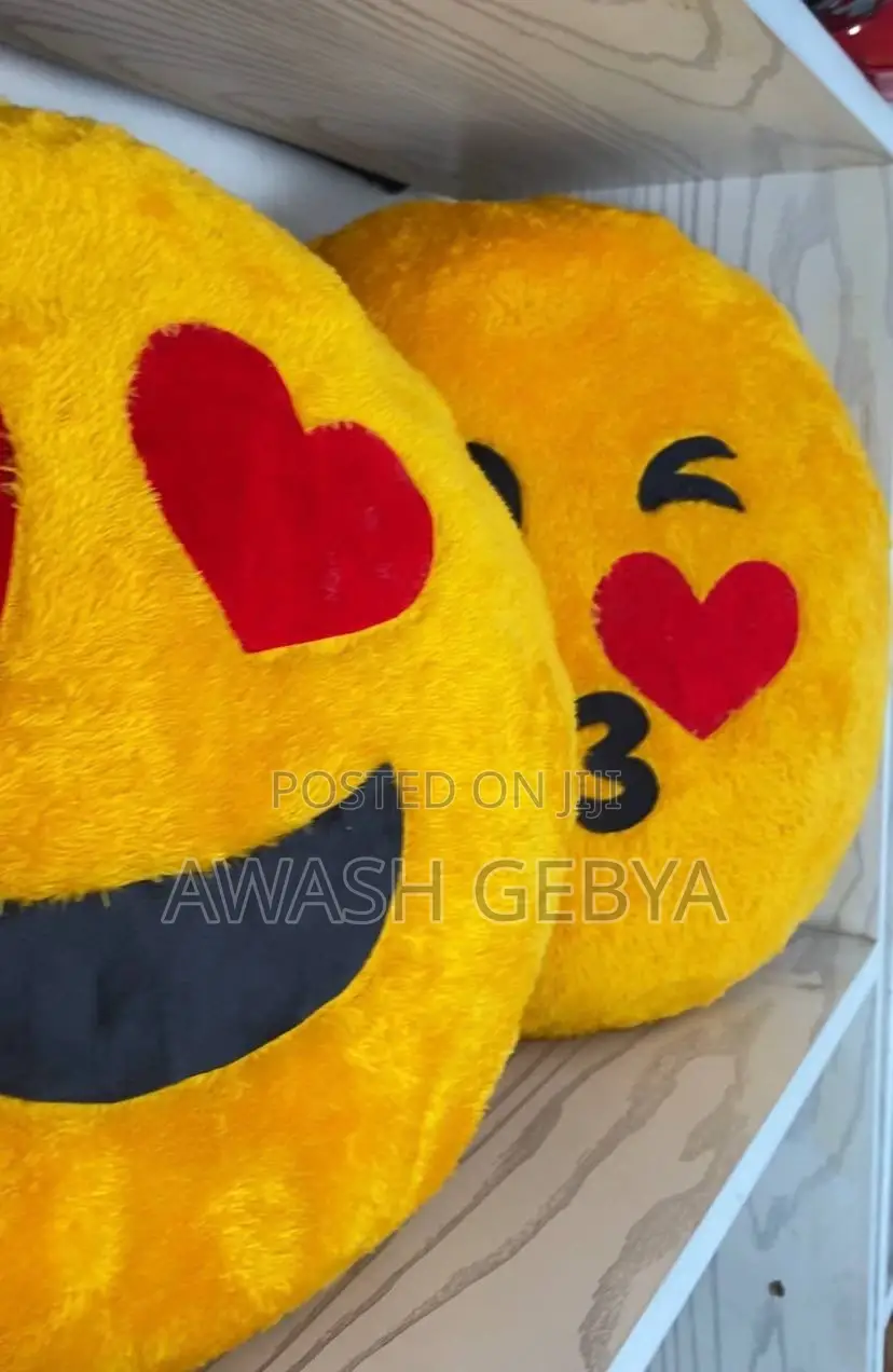 ለገና ስጦታ ለልጇ Emoji Pillows