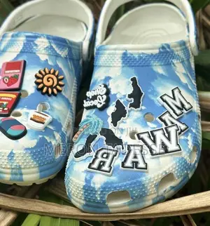 Customize Your Crocs ጫማዎን ወጣ ያለ ማድረግ ከፈለጉ እነዚ ስቲቸሮች ያስፈጋል!