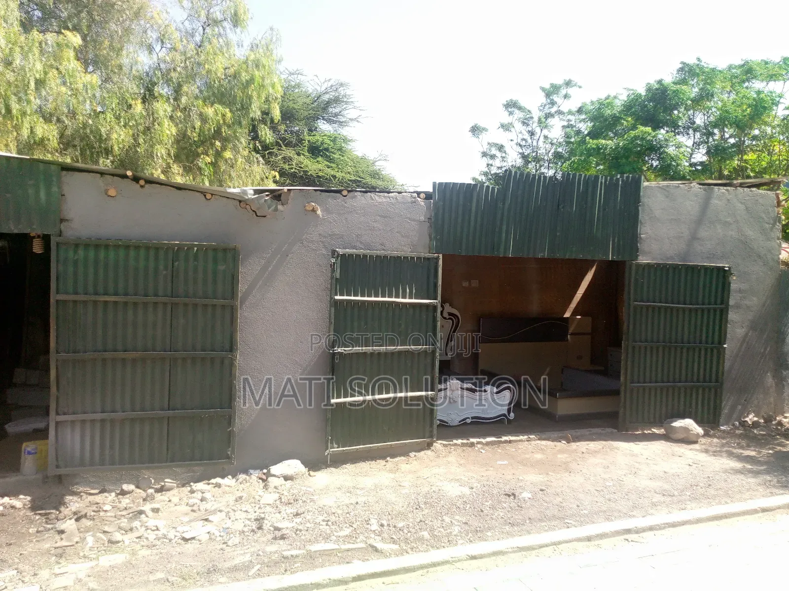 አመዴ ብራዘርስ አካባቢ አሰፋልት ዳር እሚሽጥ ቤት