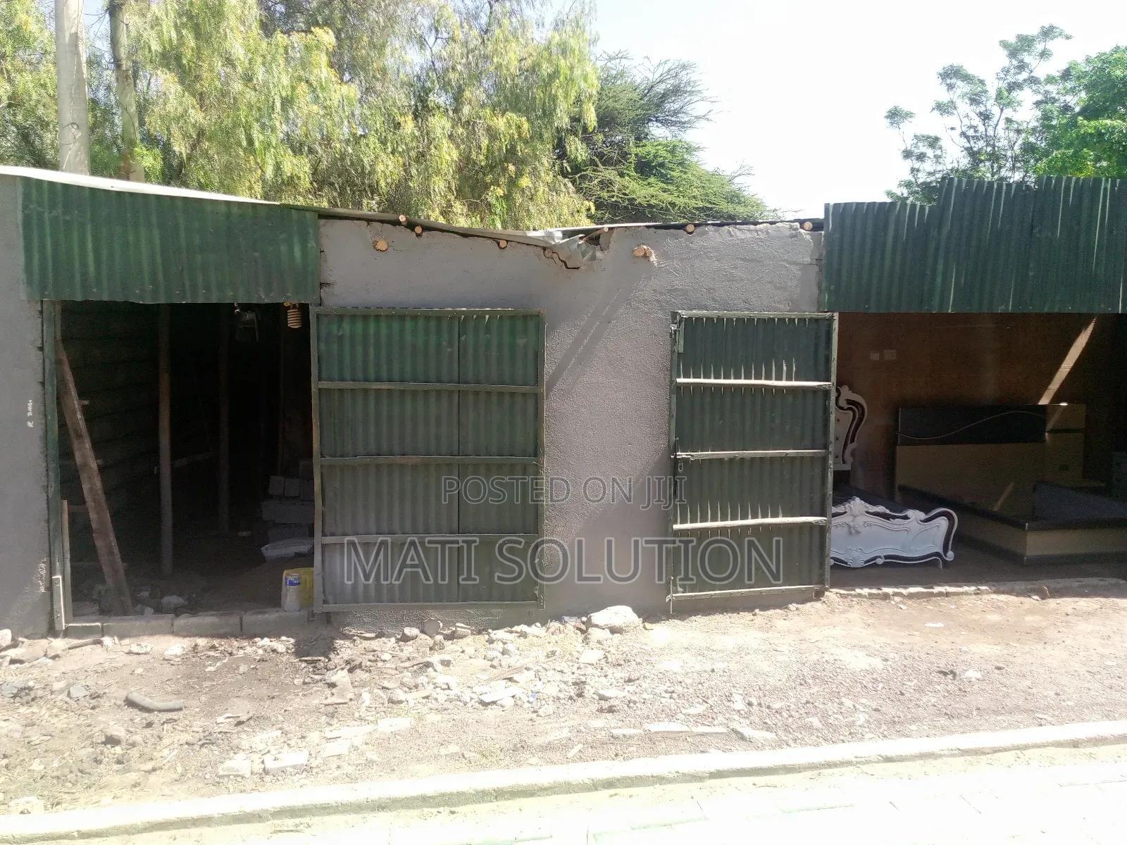 አመዴ ብራዘርስ አካባቢ አሰፋልት ዳር እሚሽጥ ቤት