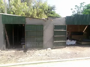 አመዴ ብራዘርስ አካባቢ አሰፋልት ዳር እሚሽጥ ቤት