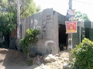 አመዴ ብራዘርስ አካባቢ አሰፋልት ዳር እሚሽጥ ቤት