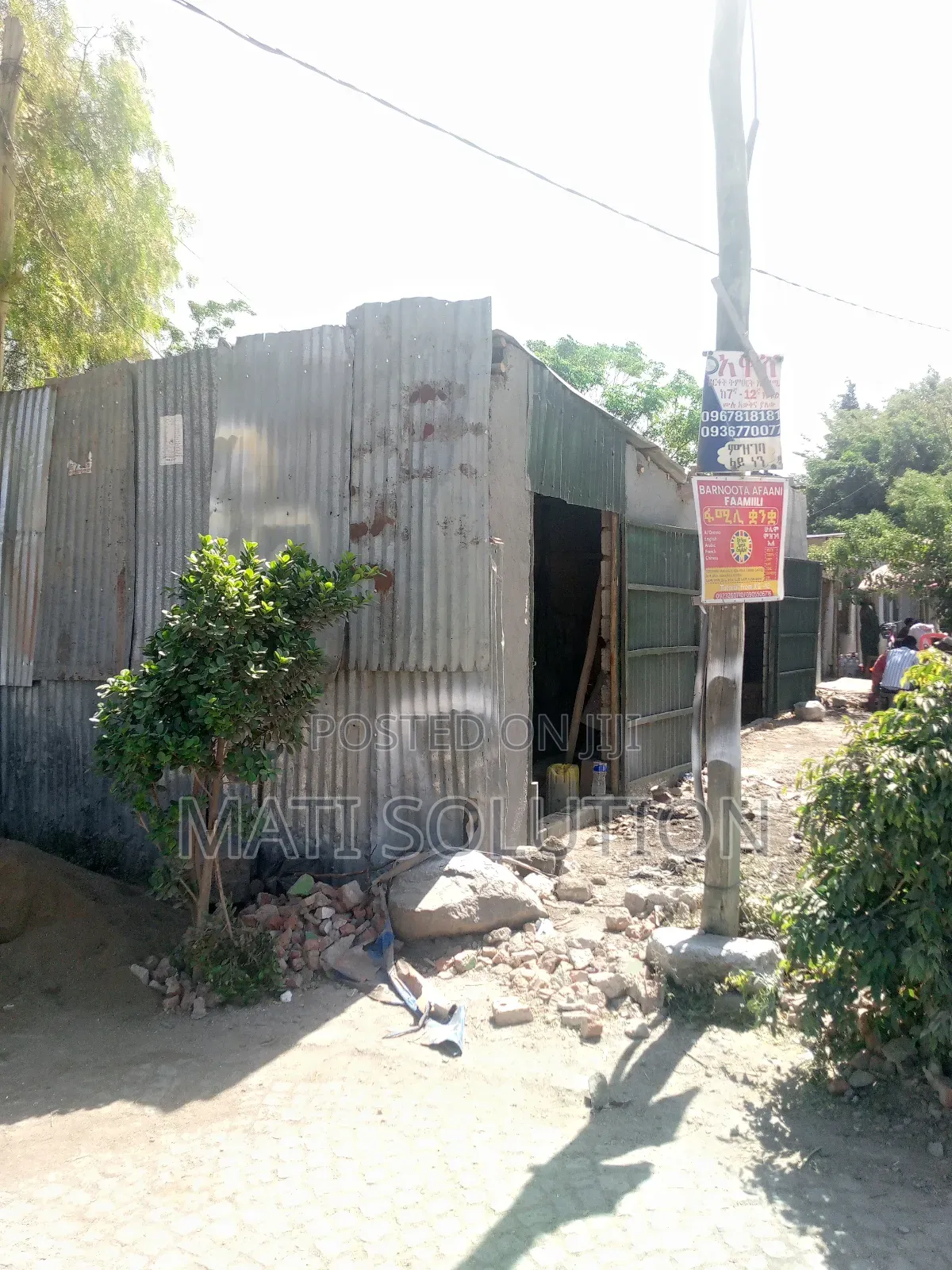 አመዴ ብራዘርስ አካባቢ አሰፋልት ዳር እሚሽጥ ቤት