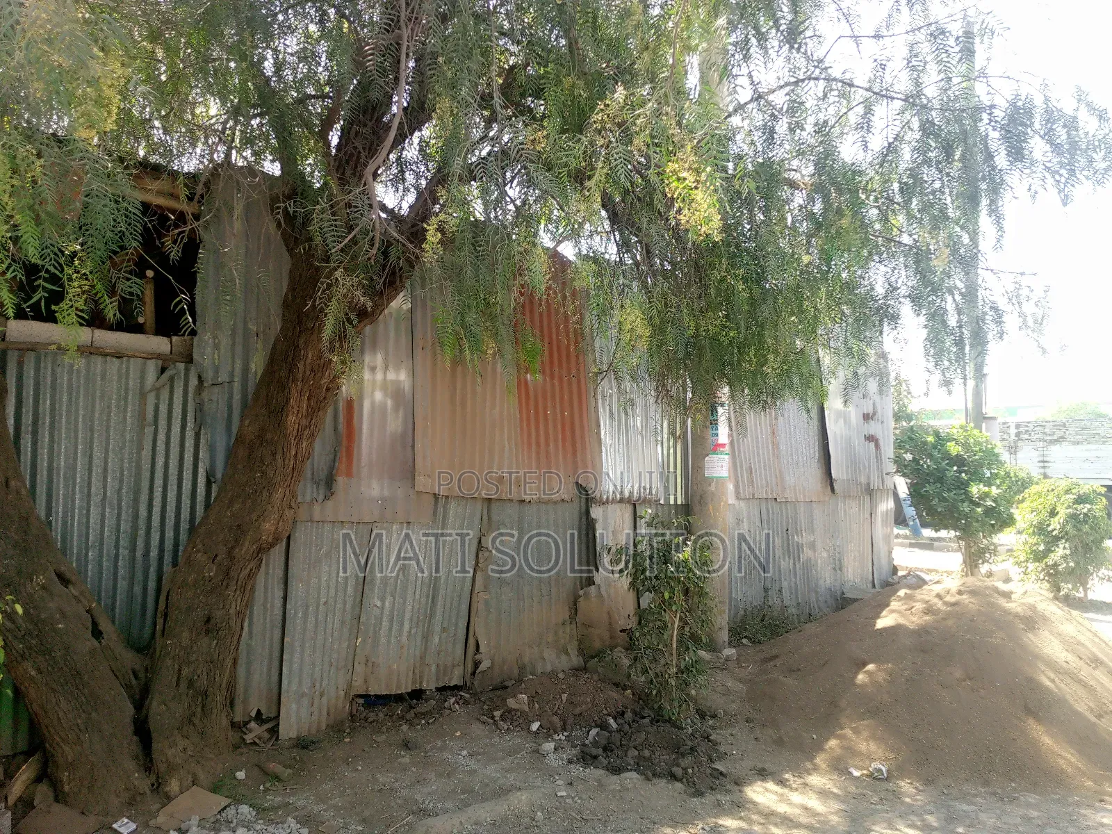 አመዴ ብራዘርስ አካባቢ አሰፋልት ዳር እሚሽጥ ቤት