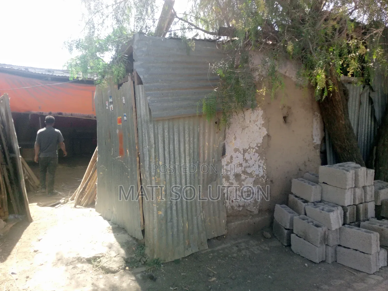 አመዴ ብራዘርስ አካባቢ አሰፋልት ዳር እሚሽጥ ቤት