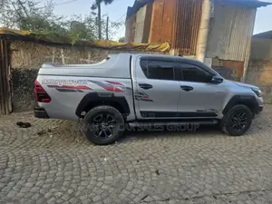 Photo - Toyota Hilux 2021 Silver