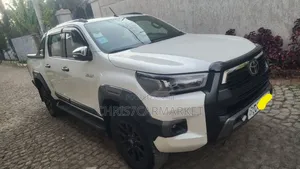 Photo - Toyota Hilux 2021 White