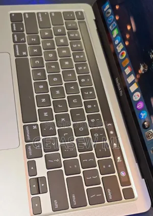 New Laptop Apple MacBook 2020 16GB Intel Core I7 SSD 512GB