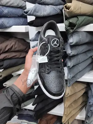Jordan 1 Low Black