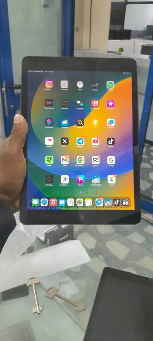 Photo - New Apple iPad 10.2 (2020) Wi-Fi 64 GB Silver